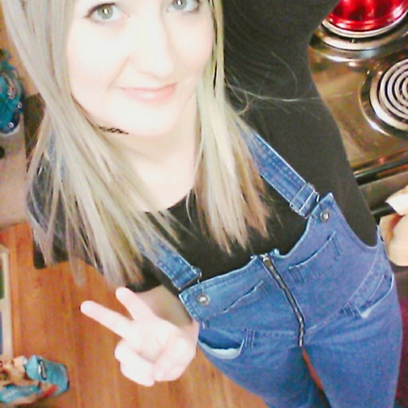 ♥️Meet your Posher, Rachel - Picture 3 of 4